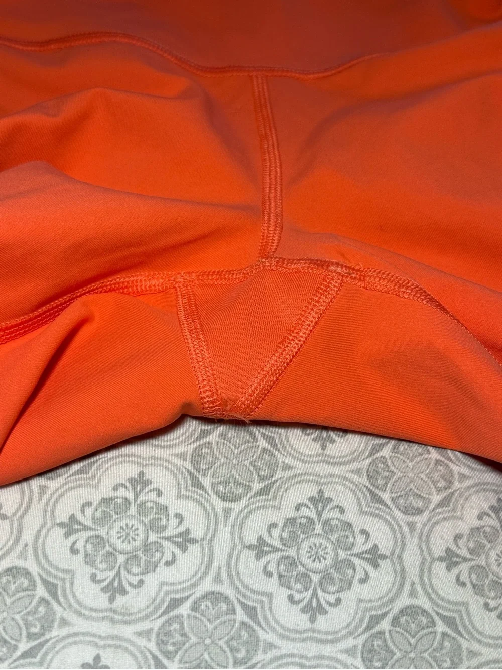 Lululemon rise and flow leggings *RARE* Size 6